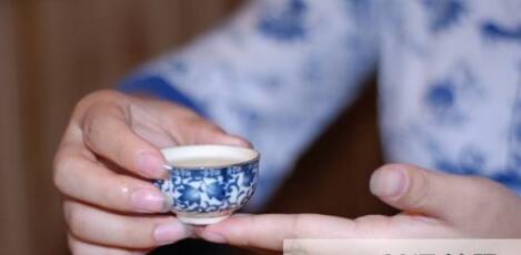 女士喝茶的手勢(shì)，女人正確喝茶手勢(shì)姿勢(shì)圖