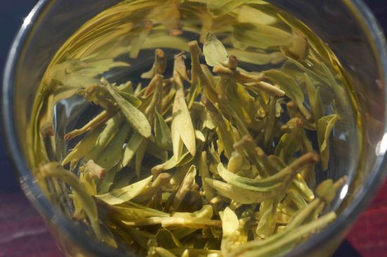 安吉白茶冷藏好還是冷凍好？這個(gè)需要根據(jù)存放時(shí)間來(lái)選擇