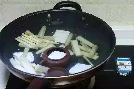 開(kāi)壺放豆腐是錯(cuò)誤的，新買(mǎi)的紫砂壺正確開(kāi)壺建議