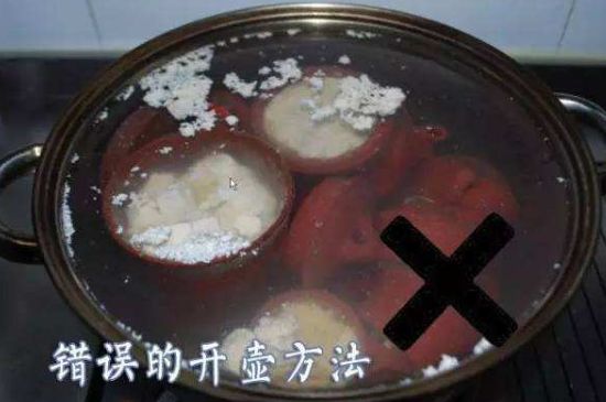 開(kāi)壺放豆腐是錯(cuò)誤的，新買(mǎi)的紫砂壺正確開(kāi)壺建議