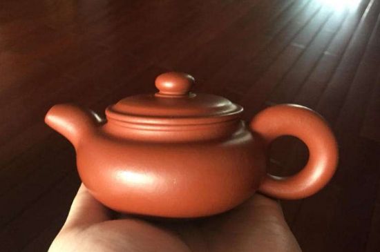 朱泥<a href=http://m.whyouxin.com/chaju/zisha/ target=_blank class=infotextkey>紫砂壺如何開壺</a>，朱泥壺日常泡茶養(yǎng)護(hù)