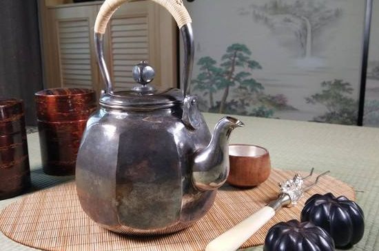 銀壺泡茶后為什么會(huì)變黑，銀壺內(nèi)膽發(fā)黑怎么辦