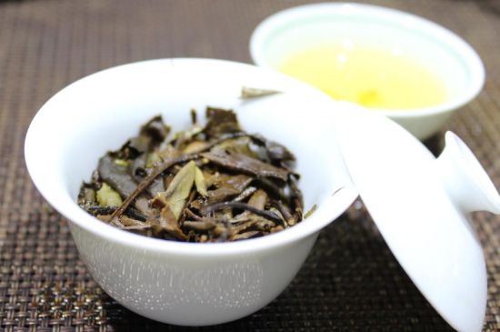 怎么撬老白茶茶餅不容易碎，福鼎白茶如何撬茶方法