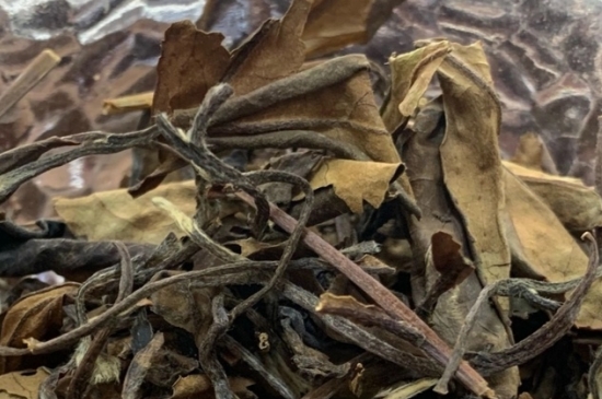 老白茶上火還是去火？夏季喝煮的老白茶會容易上火！